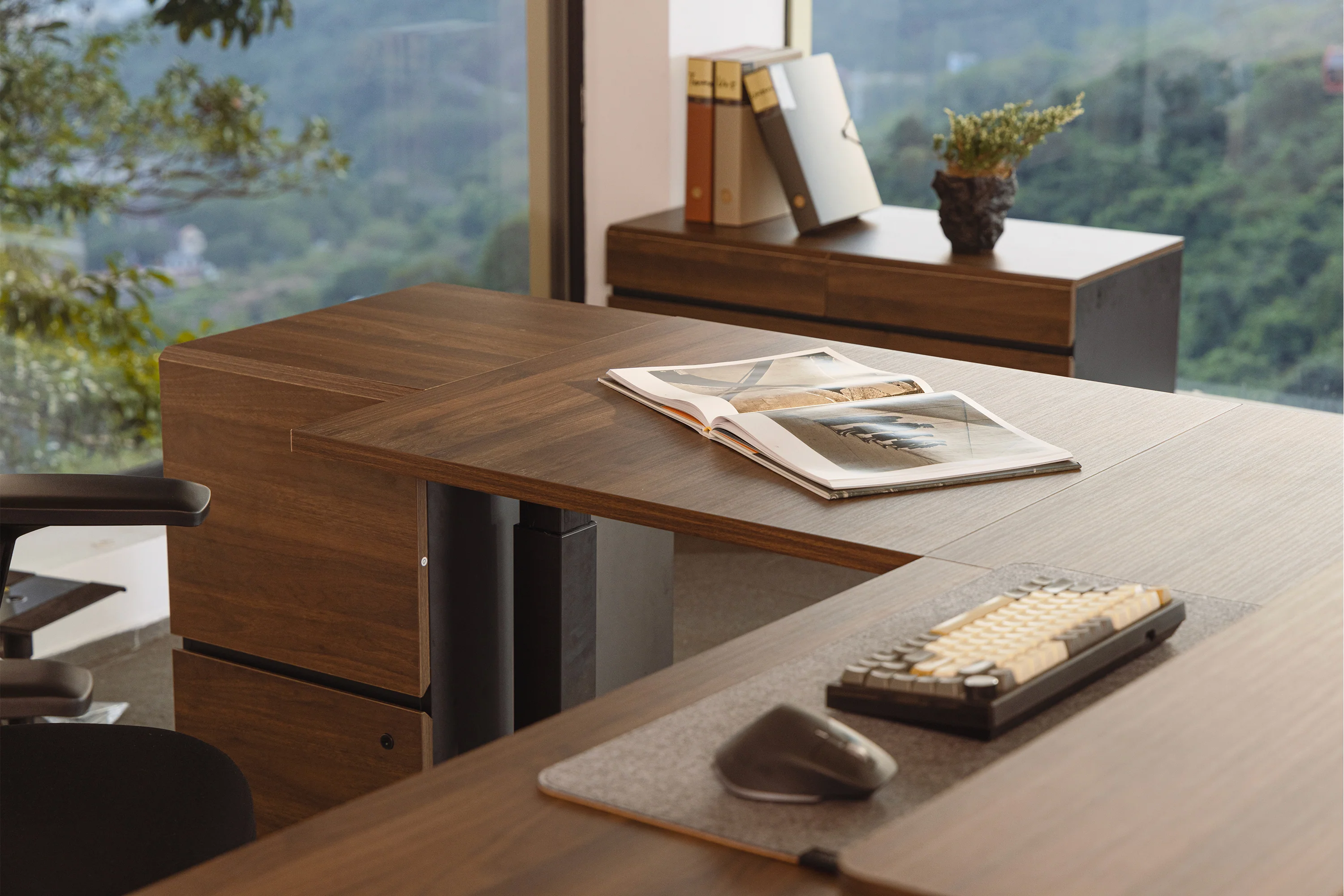 Vernal L-shaped Standing Desk 2025 - Image 4